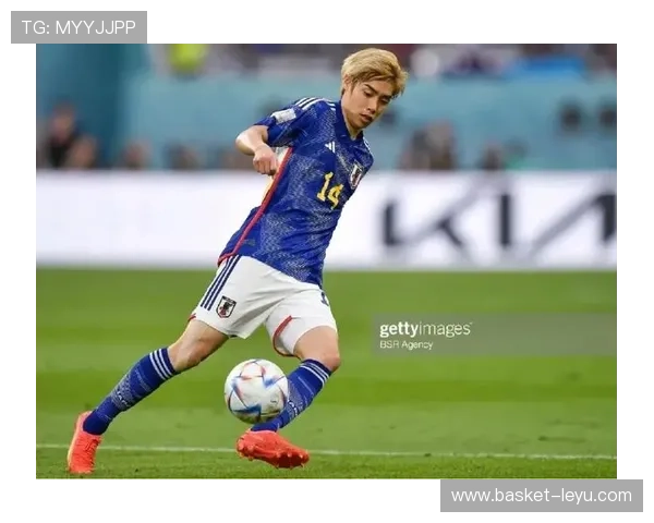 伊东纯也:日本边锋崭露头角,赛场表现引发热议 伊东纯也:日本边锋崭露头角,赛场表现引发热议